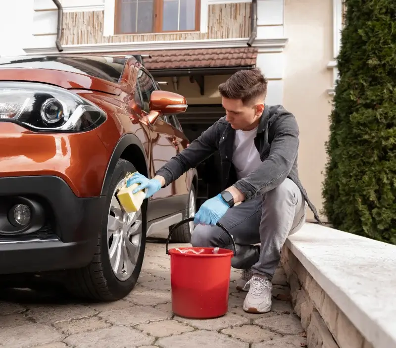 Lavage auto à domicile Cabrières-d'Avignon : professionnel intervenant sur un véhicule